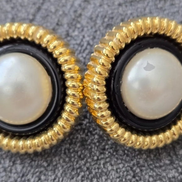 Vintage 80s Authenticated Chanel Gold Tone Faux Pearl Round Clip On Earrings/COA - Picture 3 of 8